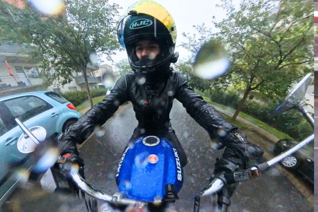jízda na motorce v dešti