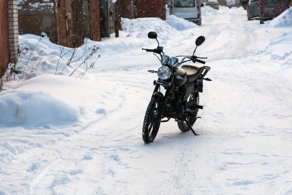 Jak zazimovat motorku venku?